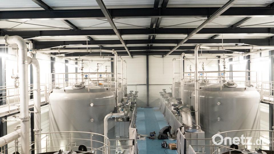 Ein Blick auf die Filterbehälter des neuen Wasserwerks in Weiden Bild: Marina Gube