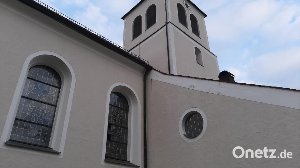 Die St.-Jakobus-Kirche, eine Ansicht vom Friedhof her. Rechts am Gebäude erkennbar der Anbau, der unter Pfarrer Johann Baptist Schwindl entstand. Bild: ise