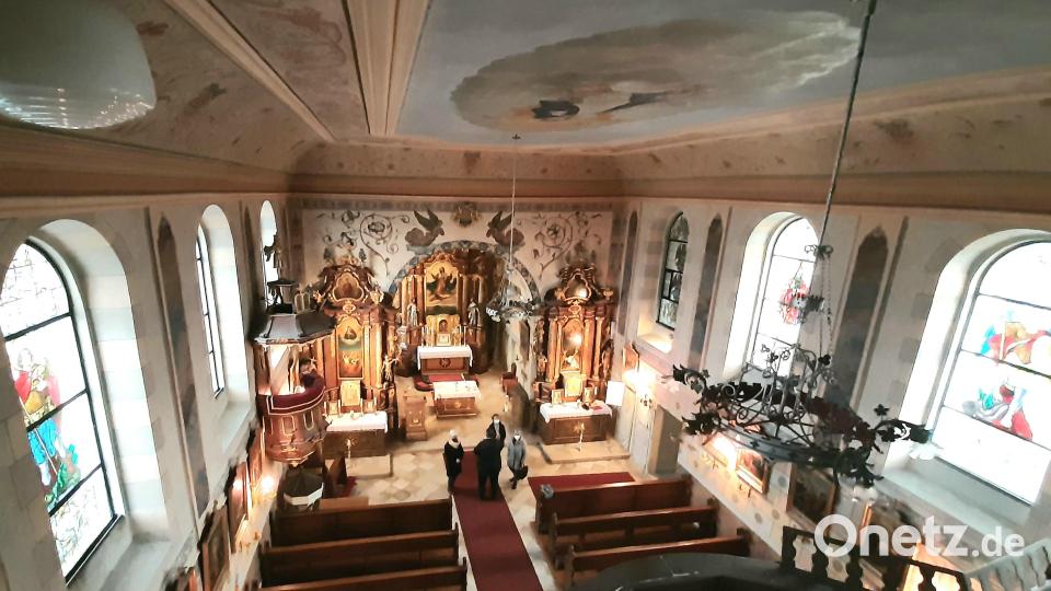 Ein Blick von der obersten Empore in die reich geschmückte Kirche. Bild: ise