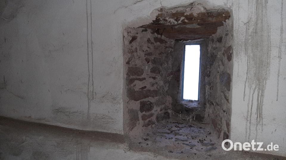 Die Kirche war eine sogenannte Wehrkirche, die der Bevölkerung Schutz bieten sollte vor marodierenden Söldnern. Deswegen befinden sich im Turm Schießscharten. Bild: ise