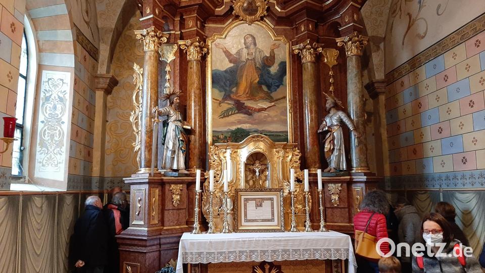 Der Hochaltar der Kirche musste nach den letzten Sanierungsarbeiten oben abgesägt werden. Die Besucher durften einen Blick hinter die Holzkonstruktion werfen, Früher hingen dort die Stricke, um die Turmglocken zu läuten. Bild: ise