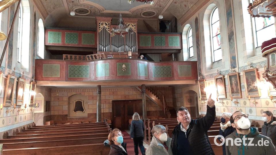Josef Ziegler, Vorsitzender der Kolpingsfamilie (Dritter von rechts), kennt die Kirche recht detailliert. Die Entstehung einiger Grundmauern geht dabei zurück bis ins Jahr 1300. Bild: ise