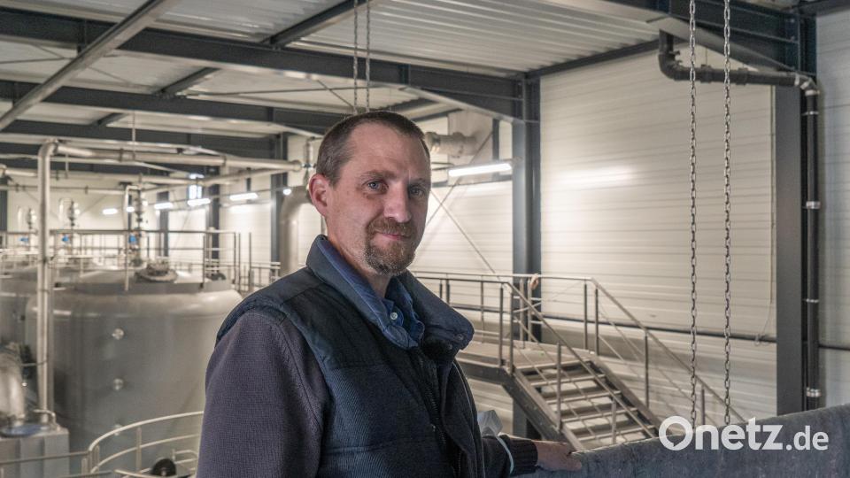 Stefan Schinabeck im neuen Wasserwerk. Hinter ihm sind die Filterbehälter zu sehen, durch die das Wasser fließt. Bild: Marina Gube