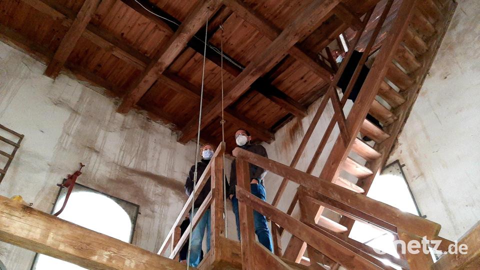 In kleinen Grüppchen geht es bis unters Turmdach der St.-Jakobus-Kirche in Schirmitz Bild: ise