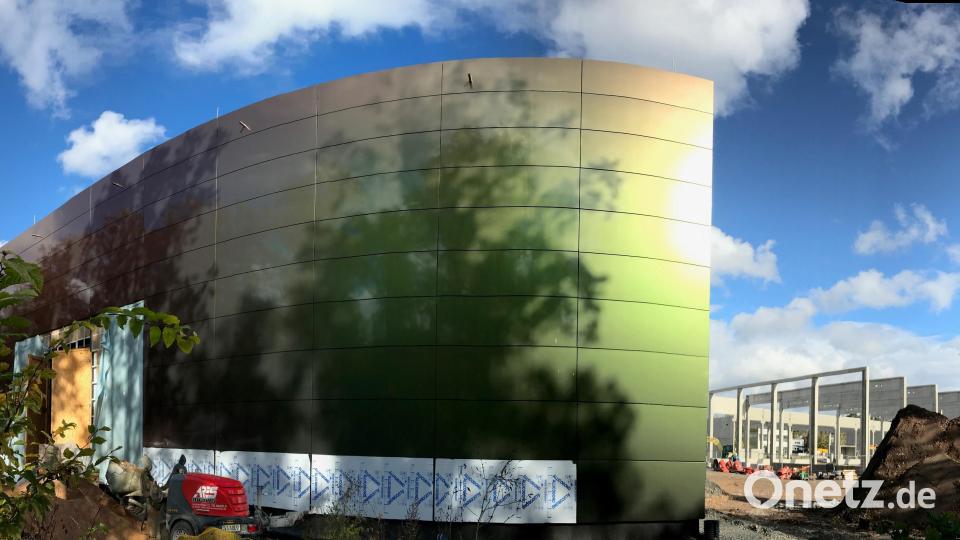 Die Fassade des Wasserwerks schimmert in der Sonne. Und sie lässt kein Licht durch. So kann die Temperatur im Inneren konstant gehalten werden. Bild: Gabi Schönberger