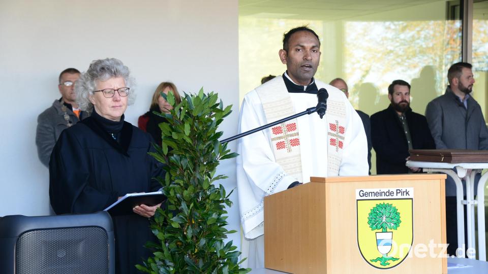 Reglionspädagogin Gabi Mehlan und Pfarrer Jaison Thomas gaben dem Sportpark den kirchlichen Segen und weihten die gesamten Anlagen. Bild: bey
