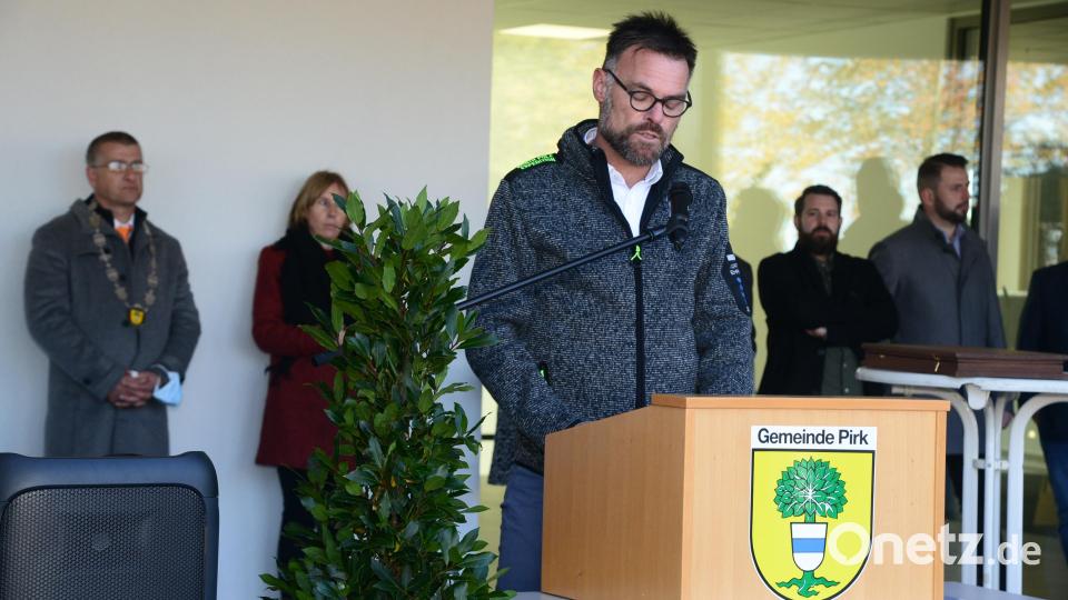Josef Schiesl, Vorsitzender der SpVgg Pirk, sorgte mit seiner Ansprache bei vielen Gästen für blankes Entsetzen. Bild: bey