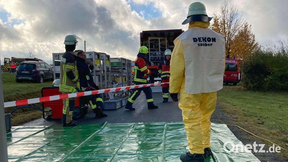 Gottseidank nur eine Übung: 25 Feuerwehren rückten aus, um zu trainieren, wie mit einem Leck in der Ölpipeline im Landkreis Schwandorf umgegangen werden muss. Bild: Kreisbrandinspektion LKr. SAD - Pressestelle/ C. Raum