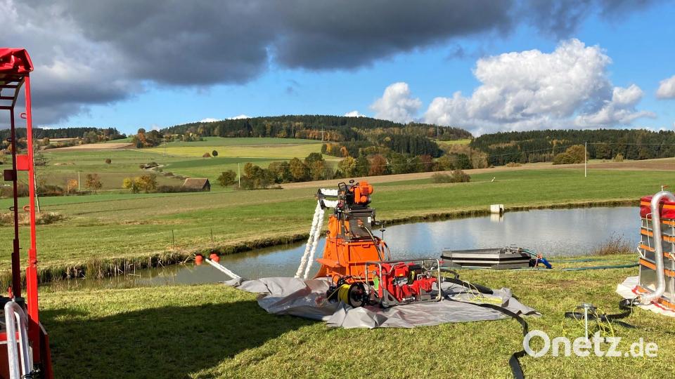 In den Gewässern rund um den Einsatzort richteten die Feuerwehrleute Ölsperren ein. Bild: Kreisbrandinspektion LKr. SAD - Pressestelle/ C. Raum
