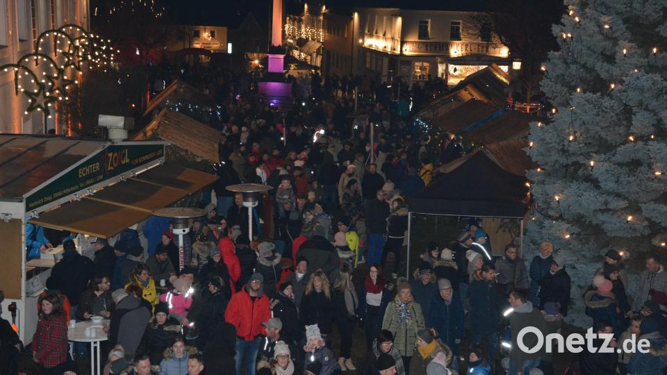 Ganz so eng wie in der Vergangenheit - hier eine Szene aus dem Jahr 2019 - darf es beim diesjährigen Mitterteicher Weihnachtsmarkt nicht zugehen. Archivbild: jr