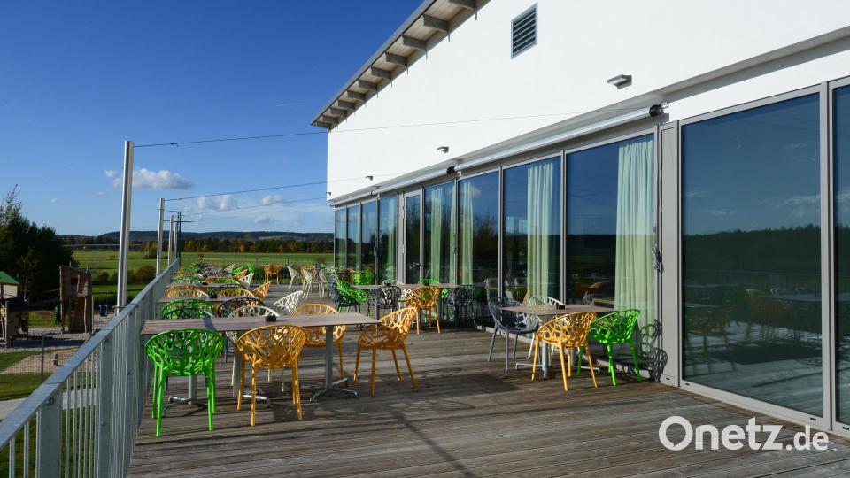 Die Terrasse lädt zum Verweilen ein. Bild: bey
