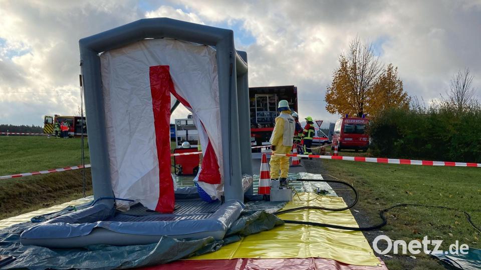 Dekontamination in der Nähe des "Stonehenge". Bild: Kreisbrandinspektion LKr. SAD - Pressestelle/ C. Raum