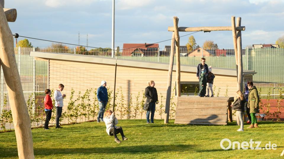 Auf einer Miniseilbahn können sich die Kinder ein Stück übers Gelände ziehen lassen. Bild: bey