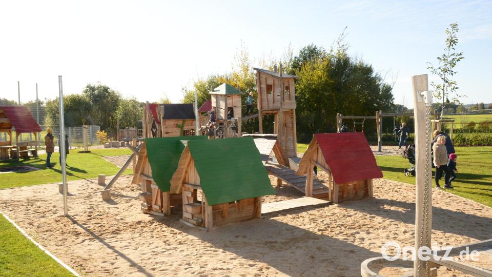 Auf dem neuen Kinderspielplatz herrschte nach der offiziellen Einweihungsfeier Hochbetrieb. Bild: bey