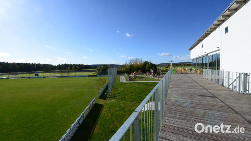 Das Gebäude auf dem Sportpark hat in seinem Obergeschoss eine Terrasse, die nicht nur zum Verweilen vor der Gaststätte einlädt, sondern auch eine nahezu kompletten Blick über die Sportanlagen und den Kinderspielplatz bietet. Bild: bey