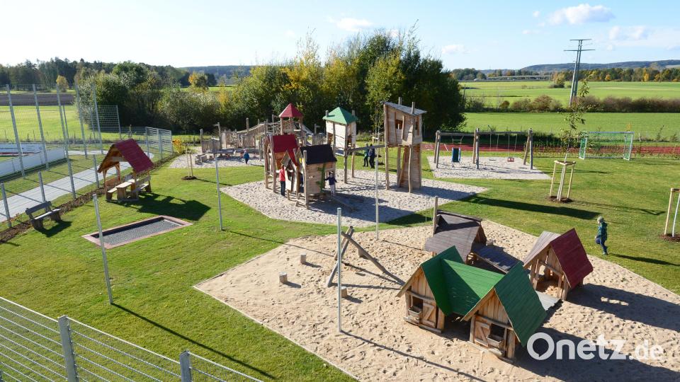 Der Kinderspielplatz zeigt sich bestens gelungen, was auch die spätere Akzeptanz der Eltern während und im Anschluss an die Einweihungsfeier zeigte. Bild: bey