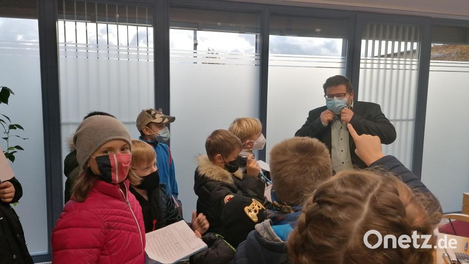 Das Rathaus gehörte am vergangenen Donnerstag der vierten Klasse der Grundschule. Bürgermeister Thomas Kaufmann (hinten rechts) musste eine Menge Fragen beantworten. Bild: bkr