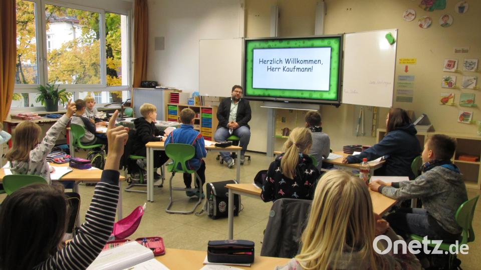 Im Klassenzimmer hatten die Schüler noch jede Menge Fragen, die Bürgermeister Thomas Kaufmann beantworten musste. Bild: bkr