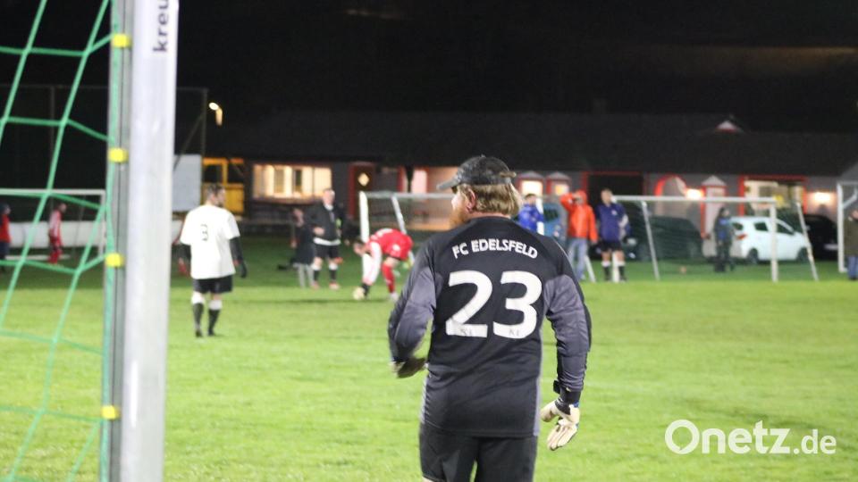 Im besten Licht bestreitet eine Auswahl aus Eschenfelden und Königstein das Premierenspiel für die neue LED-Anlage gegen die Alten Herren des FC Edelsfeld. Luftbild: lei
