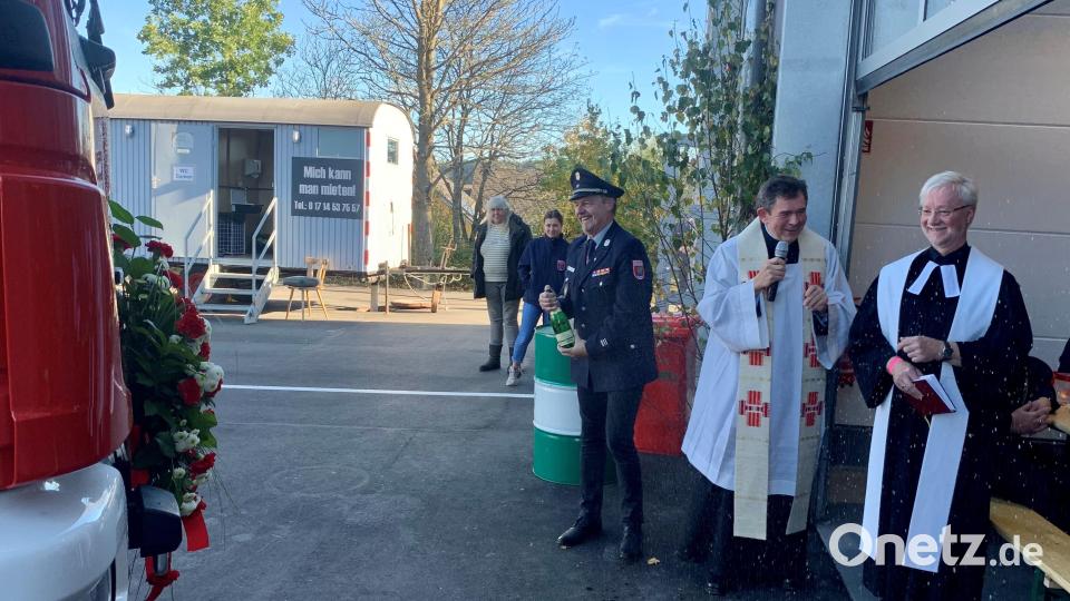 Auch die Sekttaufe hat Tradition: Das neue Fahrzeug erhält den Nammen &quot;Harry&quot; nach dem zweiten Kommandanten Harald Träger. Bild: omu