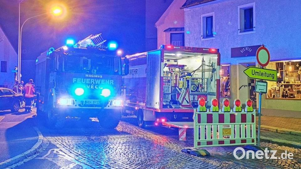 Rund 15 Einsatzkräfte der Feuerwehr Kemnath waren zur technischen Hilfeleistung nach einem Wasserrohrbruch am Cammerloherplatz in der Nacht zum Montag im Einsatz. Bild: mde