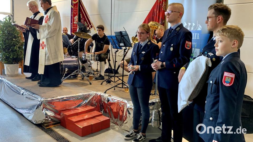 In einem feierlichen Akt wurde das neue Feuerwehr-Gerätehaus durch Pfarrer Max Früchtl und Prarrer Wilfried Römischer gesegnet. Bild: omu