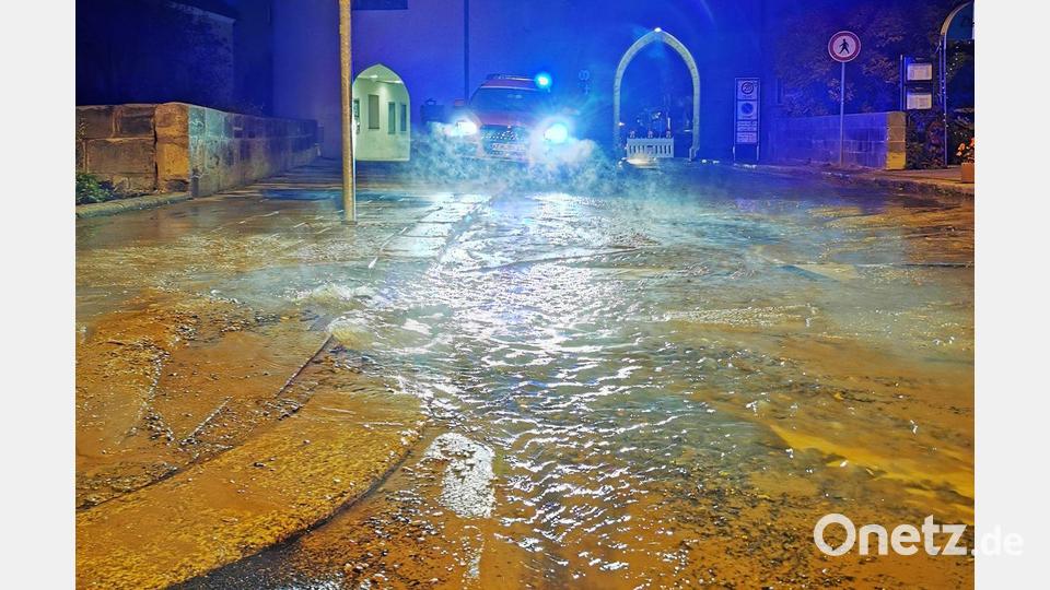 Bei einer Außentemperatur von minus zwei Grad Celsius stieg der Wasserdampf auf und unzählige hunderte Liter Wasser sprudelten jede Minute aus dem Boden. Zur Vermeidung weiterer Schäden musste die Wasserleitung abgestellt werden. Bild: mde