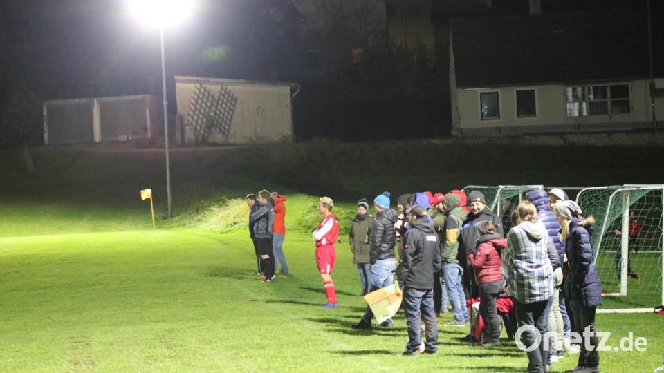 Im besten Licht bestreitet eine Auswahl aus Eschenfelden und Königstein das Premierenspiel für die neue LED-Anlage gegen die Alten Herren des FC Edelsfeld. Bild: lei