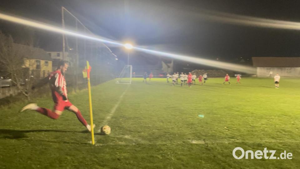 Im besten Licht bestreitet eine Auswahl aus Eschenfelden und Königstein das Premierenspiel für die neue LED-Anlage gegen die Alten Herren des FC Edelsfeld. Bild: lei
