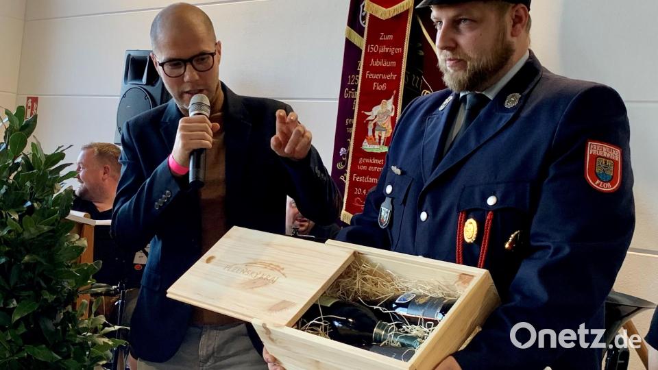 Feinster Bohemia-Sekt überbrachte Václav Vrbík mit den herzlichsten Grüßen von Bürgermeister Jan Oppl. Die Partnergemeinde Floß und Tlučná möchten sich bald wieder treffen. Bild: omu