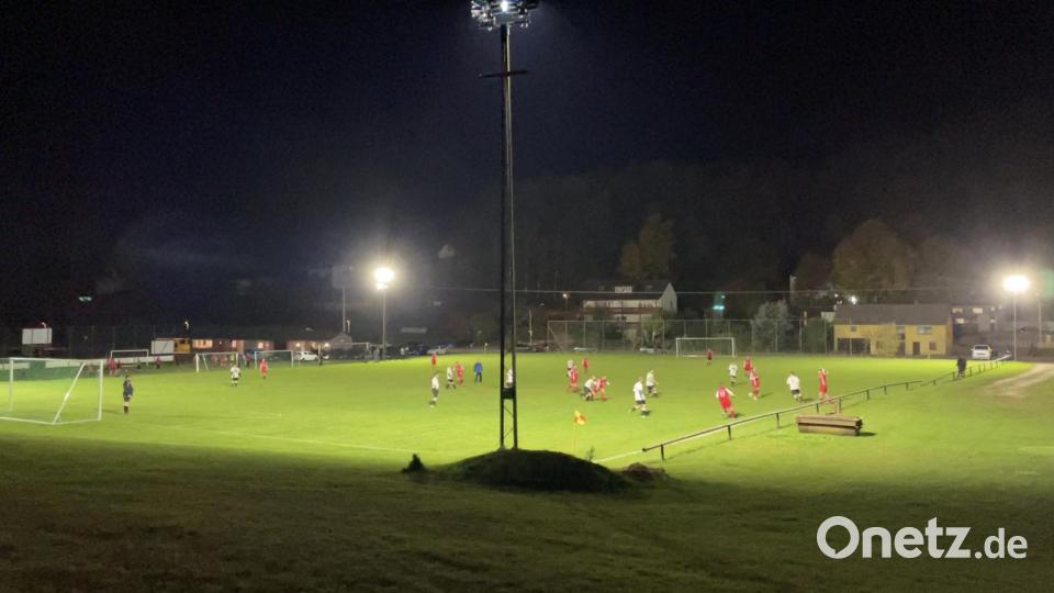 Im besten Licht bestreitet eine Auswahl aus Eschenfelden und Königstein das Premierenspiel für die neue LED-Anlage gegen die Alten Herren des FC Edelsfeld. Bild: lei