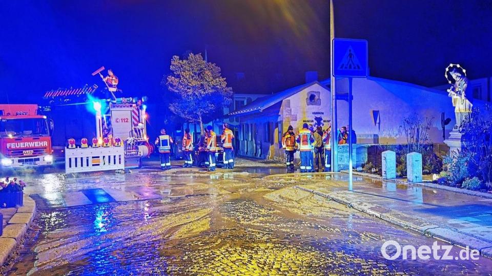 in Wasserrohrbruch zwischen Cammerloher- und Stadtplatz rief auch die Kemnather Feuerwehr auf den Plan: Gegen 3 Uhr konnte die Wasserleitung abgestellt werden. Bis Montagvormittag waren einige Haushalte im Umfeld der Stadtpfarrkirche ohne fließendes Wasser. Bild: mde