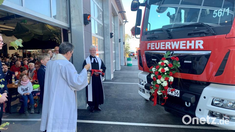 Segnung des festlich geschmückten neuen Einsatzfahrzeugs. Bild: omu