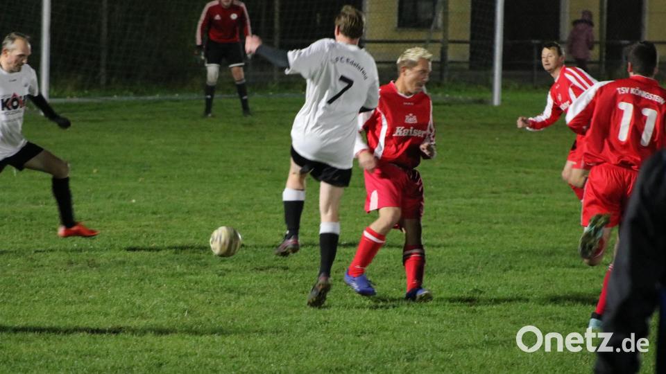Im besten Licht bestreitet eine Auswahl aus Eschenfelden und Königstein das Premierenspiel für die neue LED-Anlage gegen die Alten Herren des FC Edelsfeld. Bild: lei
