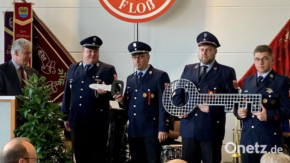 Bürgermeister Robert Lindner (links) übergibt die Schlüssel für den Versorgungs-LKW und das Gerätehaus an (von links, in Uniform) die Kommandanten Felix Müller und Harald Träger, sowie an die Vereinsvorsitzenden Florian Witzl und Matthias Vrhovec. Bild: omu