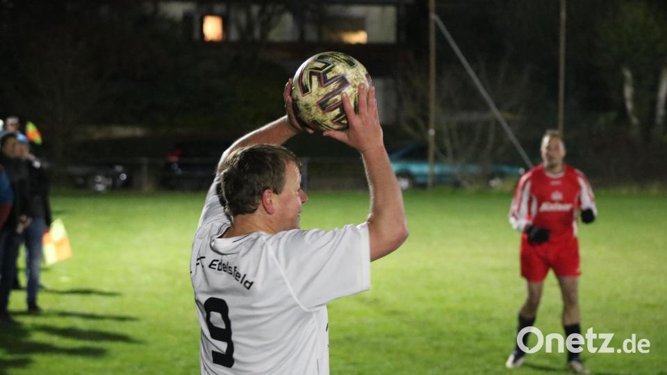 Im besten Licht bestreitet eine Auswahl aus Eschenfelden und Königstein das Premierenspiel für die neue LED-Anlage gegen die Alten Herren des FC Edelsfeld. Bild: lei