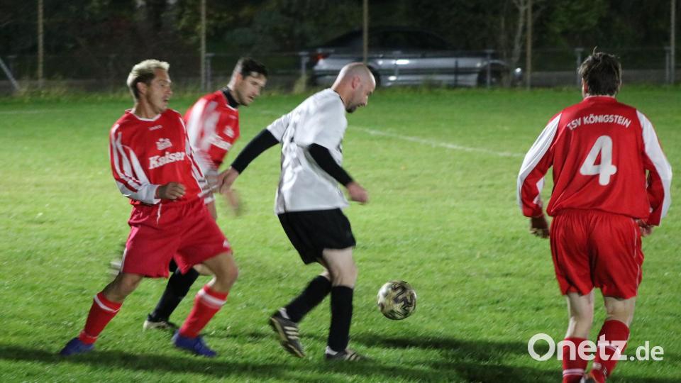 Im besten Licht bestreitet eine Auswahl aus Eschenfelden und Königstein das Premierenspiel für die neue LED-Anlage gegen die Alten Herren des FC Edelsfeld. Bild: lei