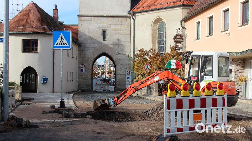 Wegen der Reparatur der Bruchstelle musste die Straße aufgegraben werden. Daher ist die Turmdurchfahrt bis dato gesperrt. Bild: stg