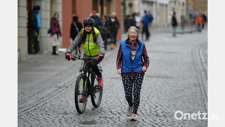 Unverwüstlich: Anna Weigl von der TST Ammerthal lief mit ihren 77 Jahren die 5000 Meter in 39:32.88 Minuten. Bild: brü