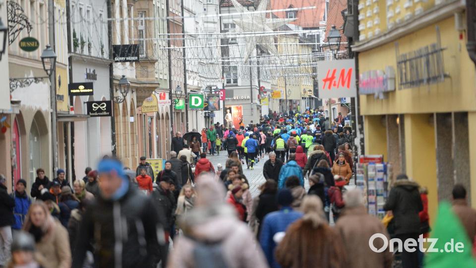 Dichtes Gedränge in der Amberger Fußgängerzone. Bild: brü