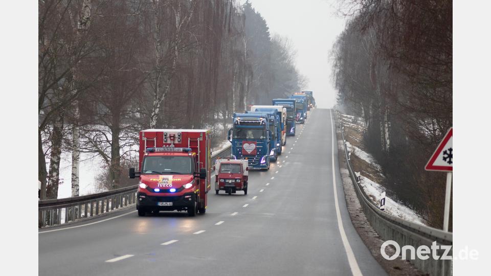 Über 120 Trucker unterstützten die Aktion Hilfe für Hugo. Auf und neben der Strecke war einiges los. In Tirschenreuth verwöhnten die Stiftlandgriller und Feuerwehr die Wartenden mit Currywurst, Grillfleisch und Whisky-Zwiebeln. Bild: dtr