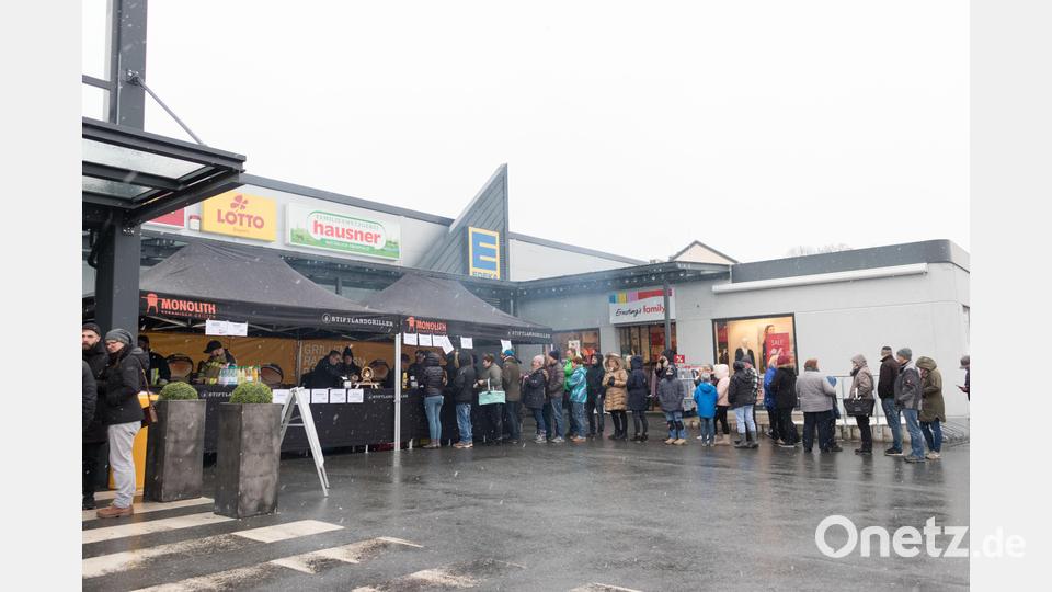 Über 120 Trucker unterstützten die Aktion Hilfe für Hugo. Auf und neben der Strecke war einiges los. In Tirschenreuth verwöhnten die Stiftlandgriller und die Feuerwehr die Wartenden mit Currywurst, Grillfleisch und Whisky-Zwiebeln. Bild: dtr