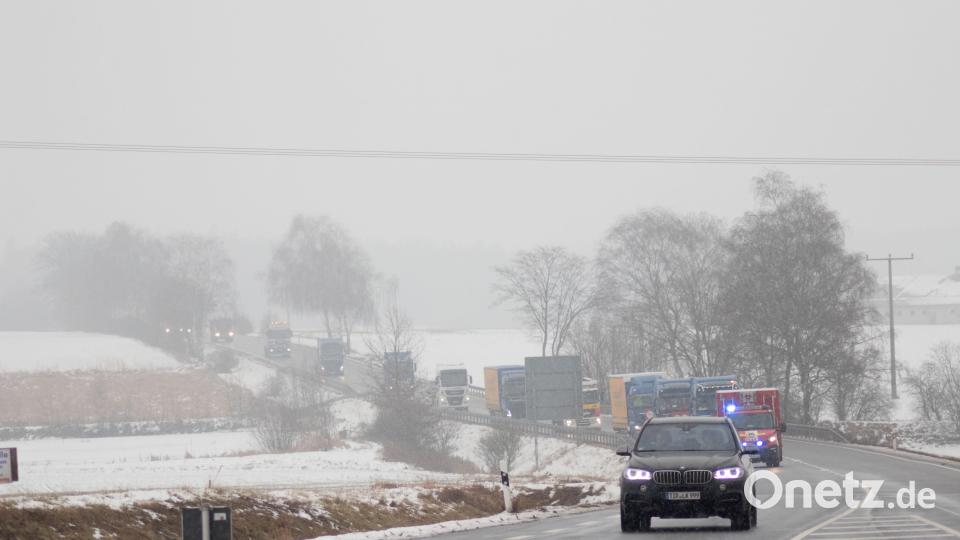 Über 120 Trucker unterstützten die Aktion Hilfe für Hugo. Auf und neben der Strecke war einiges los. In Tirschenreuth verwöhnten die Stiftlandgriller und die Feuerwehr die Wartenden mit Currywurst, Grillfleisch und Whisky-Zwiebeln. Bild: dtr