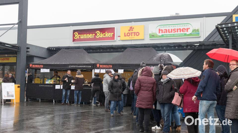 Über 120 Trucker unterstützten die Aktion Hilfe für Hugo. Auf und neben der Strecke war einiges los. In Tirschenreuth verwöhnten die Stiftlandgriller und die Feuerwehr die Wartenden mit Currywurst, Grillfleisch und Whisky-Zwiebeln. Bild: dtr