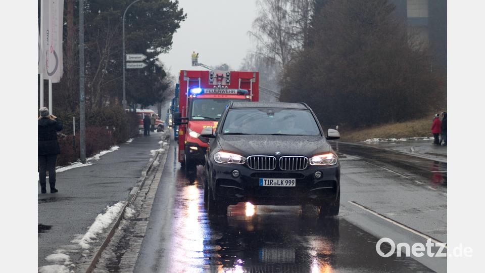 Über 120 Trucker unterstützten die Aktion Hilfe für Hugo. Auf und neben der Strecke war einiges los. In Tirschenreuth verwöhnten die Stiftlandgriller und die Feuerwehr die Wartenden mit Currywurst, Grillfleisch und Whisky-Zwiebeln. Bild: dtr