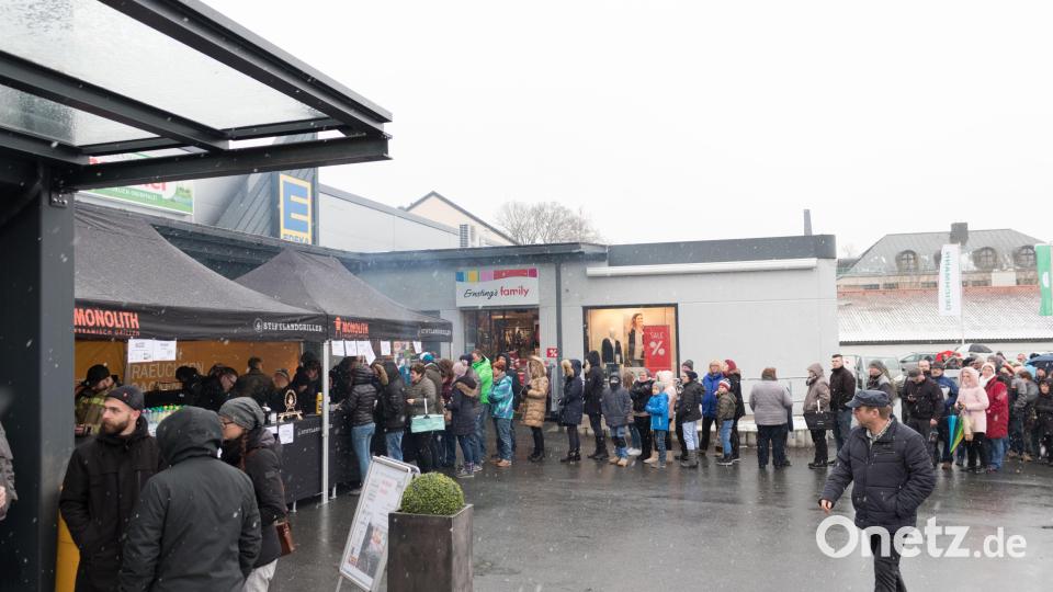 Über 120 Trucker unterstützten die Aktion Hilfe für Hugo. Auf und neben der Strecke war einiges los. In Tirschenreuth verwöhnten die Stiftlandgriller und die Feuerwehr die Wartenden mit Currywurst, Grillfleisch und Whisky-Zwiebeln. Bild: dtr