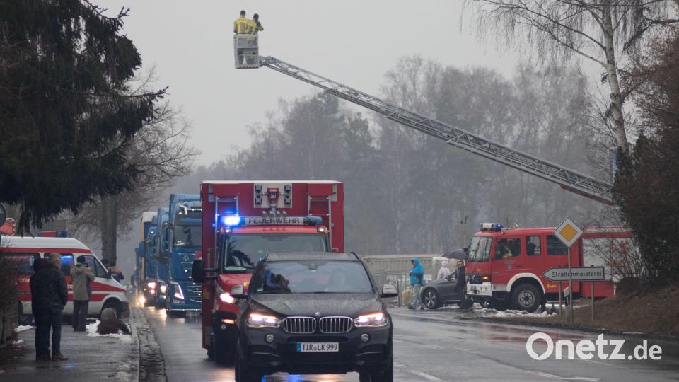 Über 120 Trucker unterstützten die Aktion Hilfe für Hugo. Auf und neben der Strecke war einiges los. In Tirschenreuth verwöhnten die Stiftlandgriller und die Feuerwehr die Wartenden mit Currywurst, Grillfleisch und Whisky-Zwiebeln. Bild: dtr
