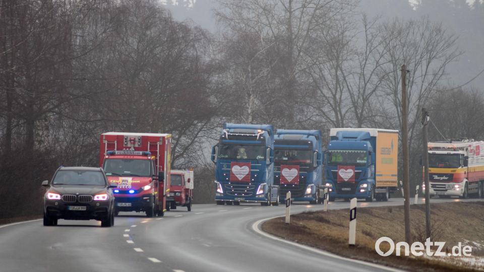 Über 120 Trucker unterstützten die Aktion Hilfe für Hugo. Auf und neben der Strecke war einiges los. In Tirschenreuth verwöhnten die Stiftlandgriller und die Feuerwehr die Wartenden mit Currywurst, Grillfleisch und Whisky-Zwiebeln. Bild: dtr
