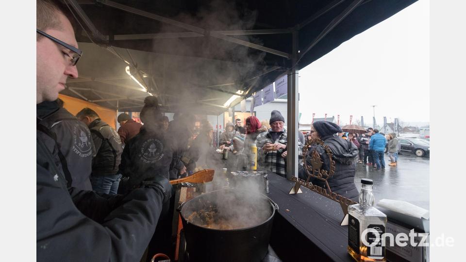 Über 120 Trucker unterstützten die Aktion Hilfe für Hugo. Auf und neben der Strecke war einiges los. In Tirschenreuth verwöhnten die Stiftlandgriller und die Feuerwehr die Wartenden mit Currywurst, Grillfleisch und Whisky-Zwiebeln. Bild: dtr