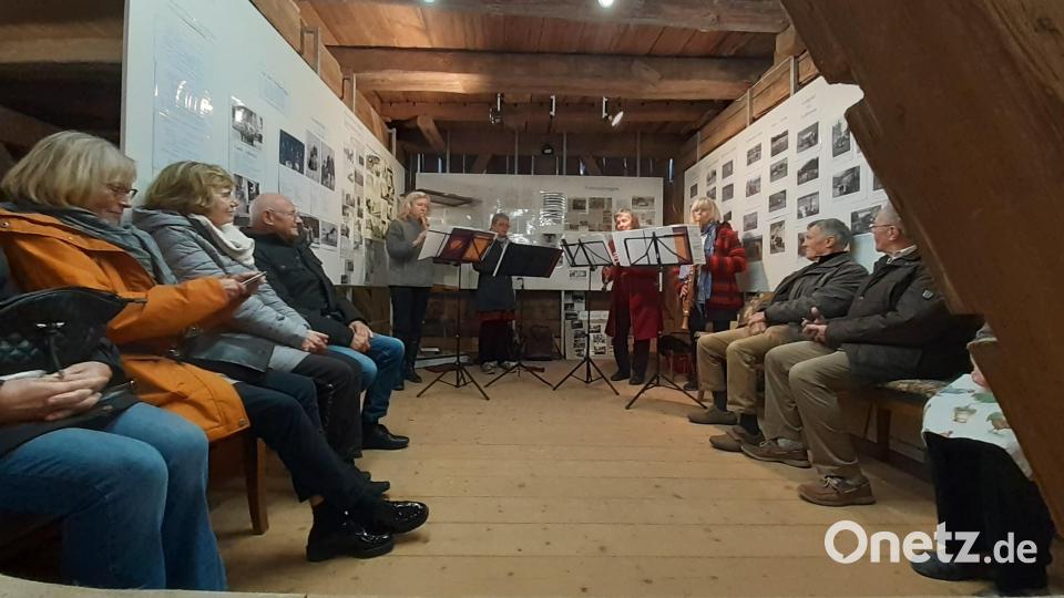 Die &quot;Flöten-Ladies&quot; aus Sulzbach-Rosenberg musizieren für die Gäste in der Goglhof-Scheune. Bild: hka